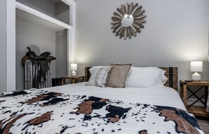 2 bedrooms, desk, WiFi, bed sheets