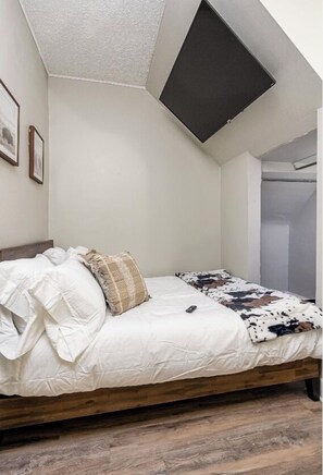 2 bedrooms, desk, WiFi, bed sheets