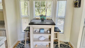 Douche, serviettes fournies, savon, papier de toilette