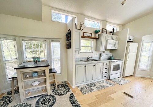 Private Cottage next to Hunting Island State Park and 5 min from the beach 