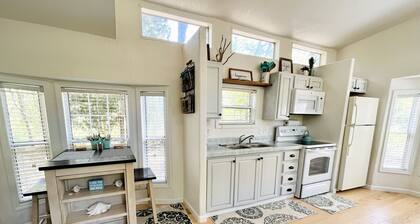 Private Cottage next to Hunting Island State Park and 5 min from the beach