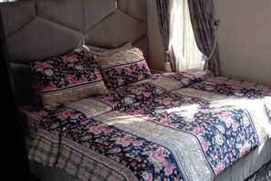 2 quartos, ferros/tábuas de passar roupa, Wi-Fi, roupa de cama