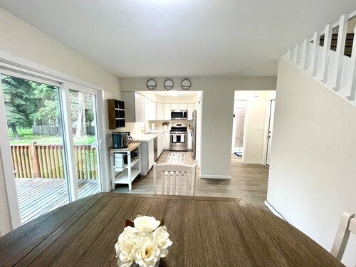 The Lovely Place #3 3BR 4Beds 2 BA Sleeps 7 Spacious Townhouse with Garage.