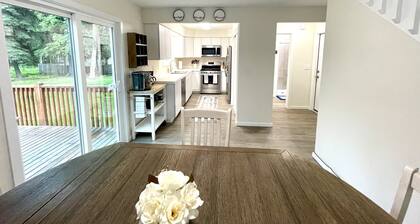 The Lovely Place #3 3BR 4Beds 2 BA Sleeps 7 Spacious Townhouse with Garage.