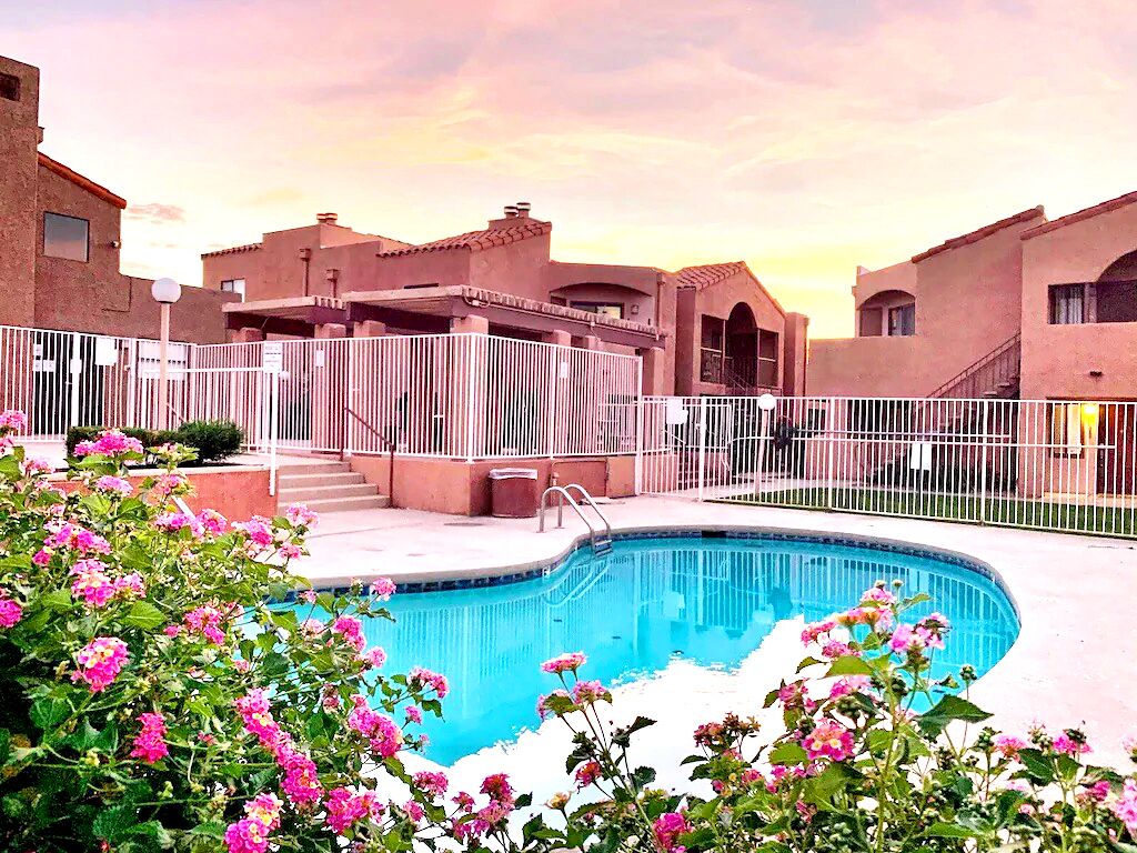 Cozy & Bright 1BD Condo near UofA, UMC w/Pool & Parking - Low Summer Rates! 🌞