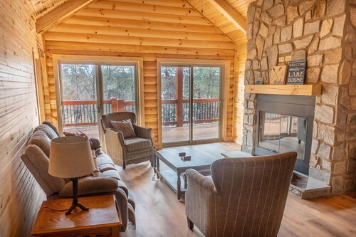 Cozy log cabin with Lakefront and Private Dock