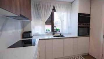 Forn, rentaplats i utensilis de cuina, vaixella i coberteria