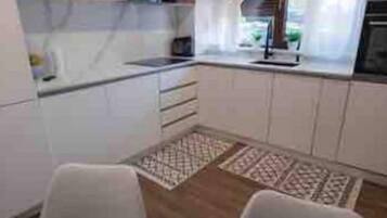 Oven, dishwasher, cookware/dishes/utensils