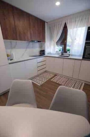 Oven, dishwasher, cookware/dishes/utensils