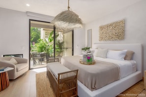 Un dormitorio moderno con una cama grande, una lámpara colgante y vistas al exterior.
