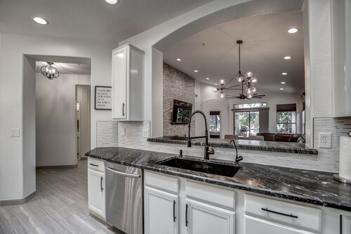 Walking distance to Scottsdale sports complex, Barrett Jackson, and Phoenix Open