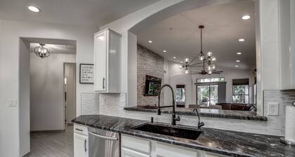 Walking distance to Scottsdale sports complex, Barrett Jackson, and Phoenix Open