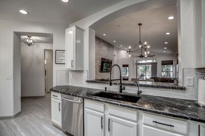 Walking distance to Scottsdale sports complex, Barrett Jackson, and Phoenix Open