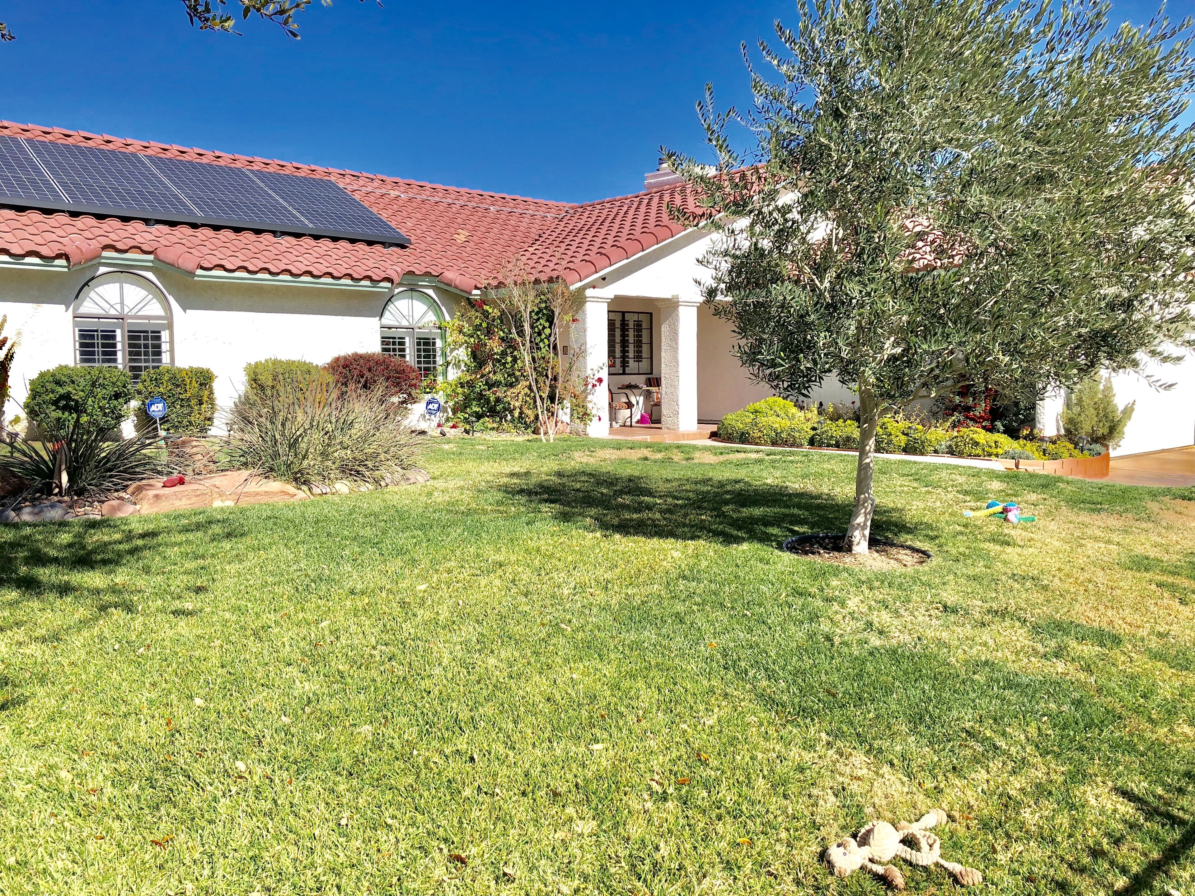 3 bed 2 bath, fresh grass yards, salt H2O pool, beautifully furnished ~ 6 months