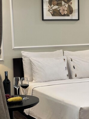 Quarto casal luxo, vista para a montanha | Área de estar | TV de tela plana 40 polegadas com canais a cabo