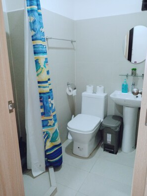 Doccia, bidet, asciugamani, sapone