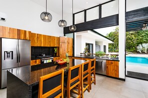 Een koelkast, een magnetron, een oven, een kookplaat