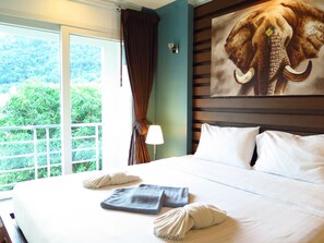 2 dormitorios, escritorio, tabla de planchar con plancha