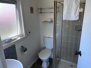 Shower, towels, soap - Have a Tasmanian adventure—beautiful scenery/plenty of room options (Devonport)