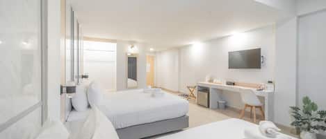 Deluxe driepersoonskamer | 1 slaapkamer, een minibar, individueel gemeubileerd, een bureau