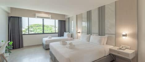 Deluxe driepersoonskamer | Een minibar, individueel gemeubileerd, een bureau, een laptopwerkplek