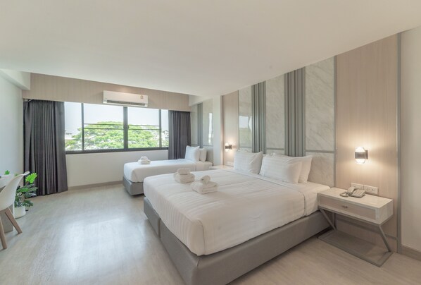 Minibar, individually furnished, desk, laptop workspace - The Space Hotel Lampang (Lampang)