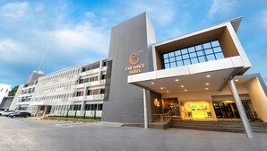A modern hotel with a prominent entrance, multiple floors, and a clear sky. - The Space Hotel Lampang (Lampang)