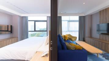 Premium Suite | Down comforters, in-room safe, laptop workspace, blackout drapes