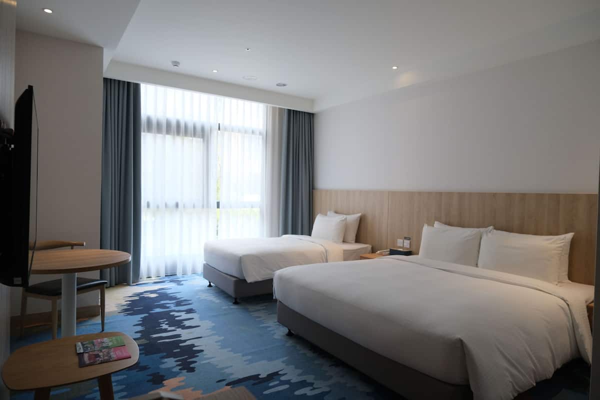 Deluxe Triple Room | Down comforters, in-room safe, laptop workspace, blackout drapes