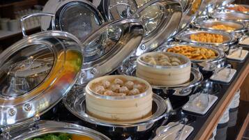 Petit déjeuner buffet servi tous les jours en supplément