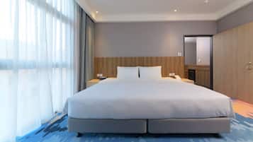 Premium Suite | 1 bedroom, down comforters, in-room safe, laptop workspace