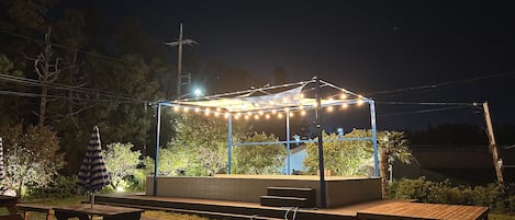 Piscine extérieure en saison