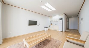 Suite familiar, 2 habitaciones | Área de sala de estar | Televisión de 24 pulgadas con canales por cable 