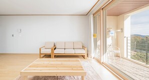 家庭套房, 2 間臥室 | 客廳 | 24 吋電視連有線電視頻道