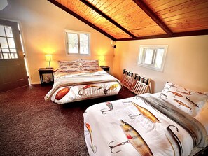 3 Schlafzimmer, Schreibtisch, Bügeleisen/Bügelbrett, Reisekinderbett