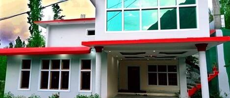 Fachada de la propiedad