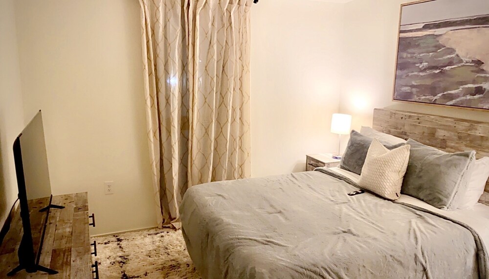 Unique Modern Condo/ Loft Downtown Southside Birmingham Abritel