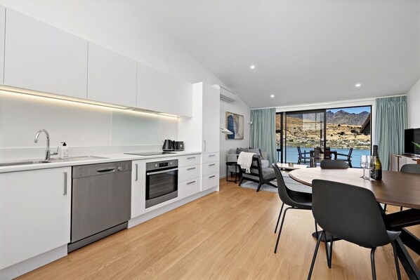 冰箱、微波炉、烤箱、炉灶