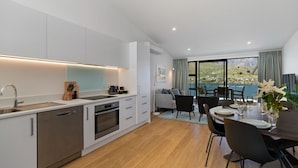 Una cocina moderna con electrodomésticos integrados, un comedor con vistas y una zona de estar acogedora.