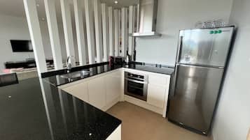 Refrigerador, horno, cafetera/tetera, tetera/pava eléctrica