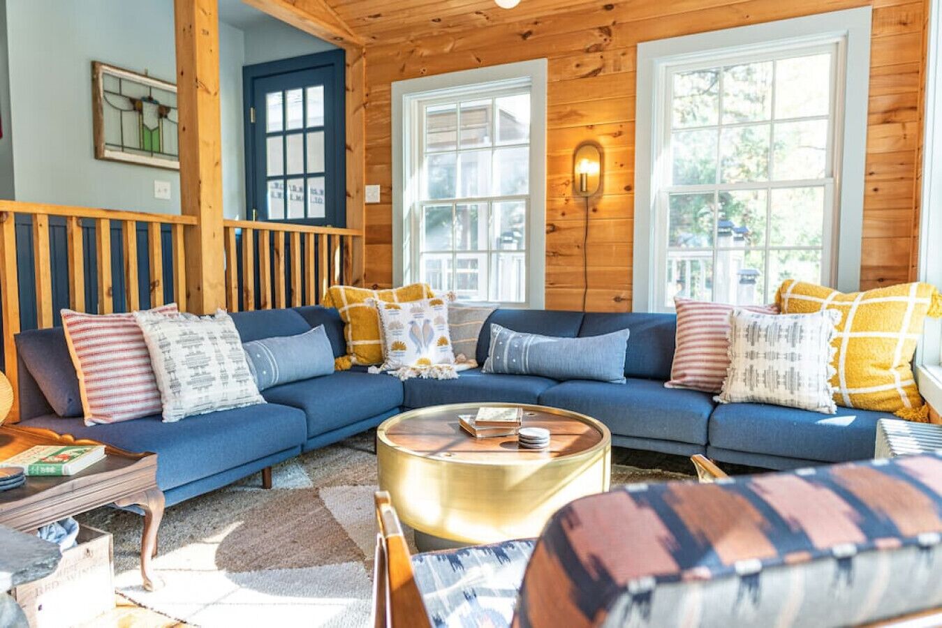 Smart-tv, een open haard, boeken en een kantoor