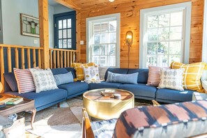 Smart-TV, Kamin, Bücher, Arbeitsbereiche