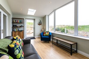 Cottage | Interior - Island View (Morpeth)