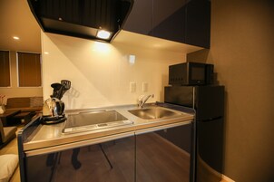Deluxe Twin Room | Private kitchen | Fridge, microwave, cookware/dishes/utensils, freezer