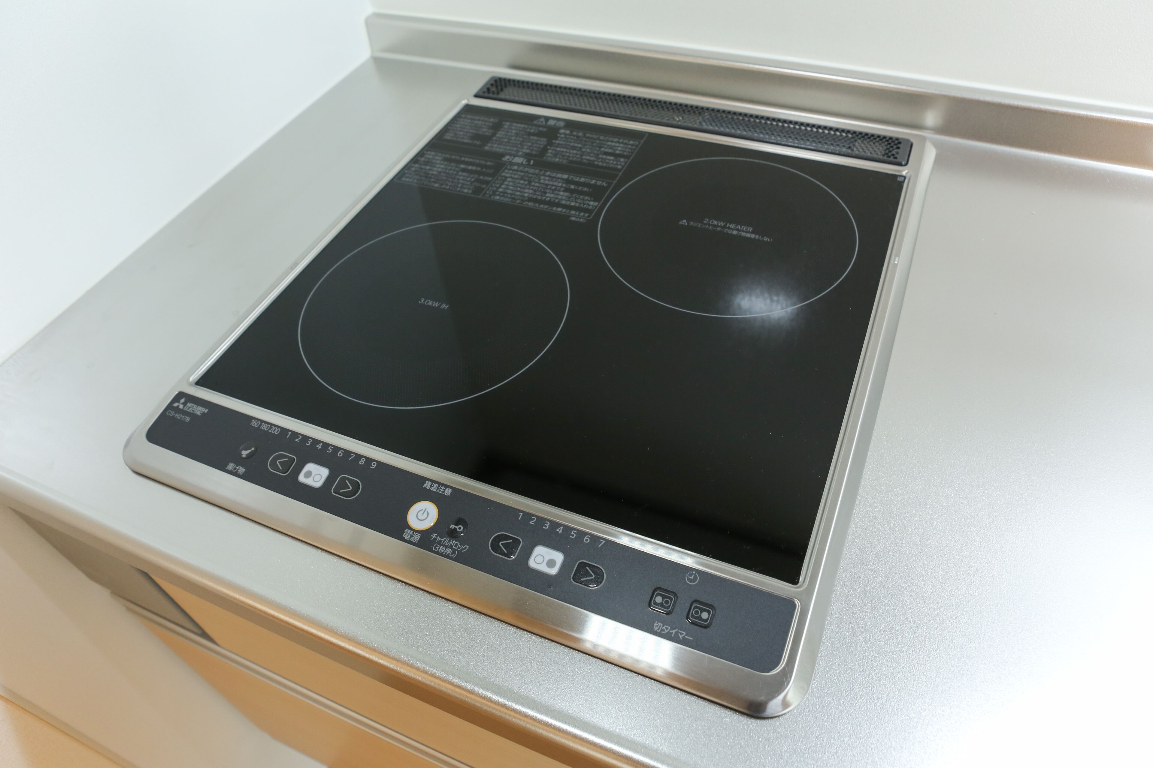 Una cocina con placa de inducción integrada y panel de control digital.