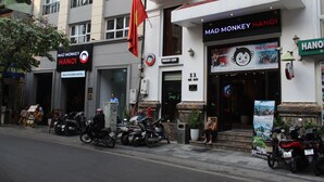 A building with a sign for 'Mad Monkey Hanoi' and 'Ha Giang'. - Mad Monkey Hanoi - Hostel (Hanoi)