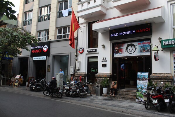 A building with a sign for 'Mad Monkey Hanoi' and 'Ha Giang'. - Mad Monkey Hanoi - Hostel (Hanoi)