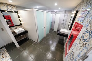 Shower, rainfall showerhead, bidet, toilet paper - Mad Monkey Hanoi - Hostel (Hanoi)