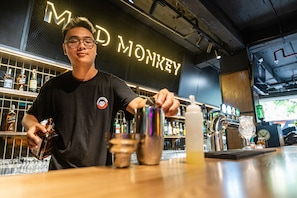 Bar (trong khuôn viên)