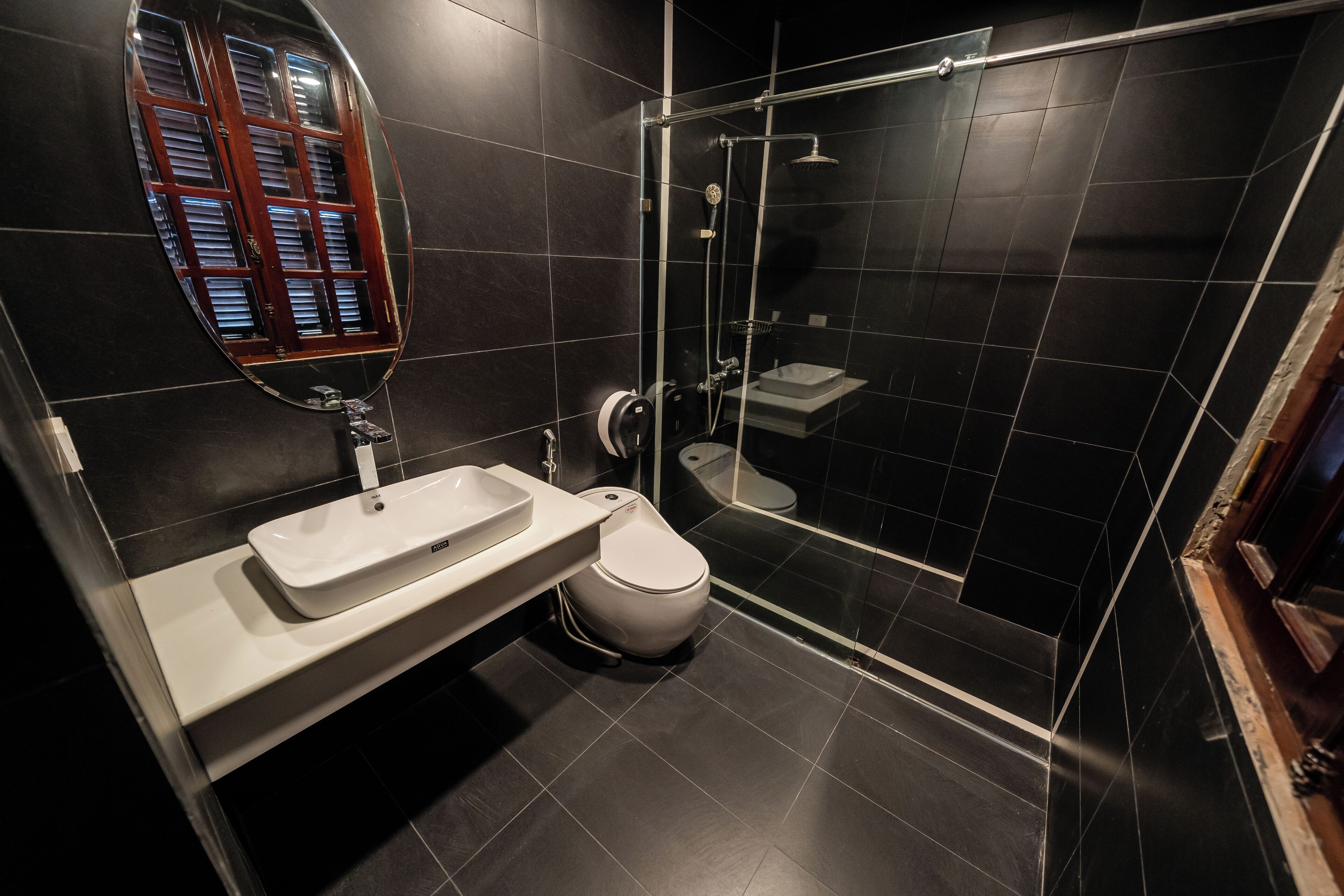 Dortoir Partagé Standard | Salle de bain | Douche, douche à « effet pluie », bidet, papier toilette